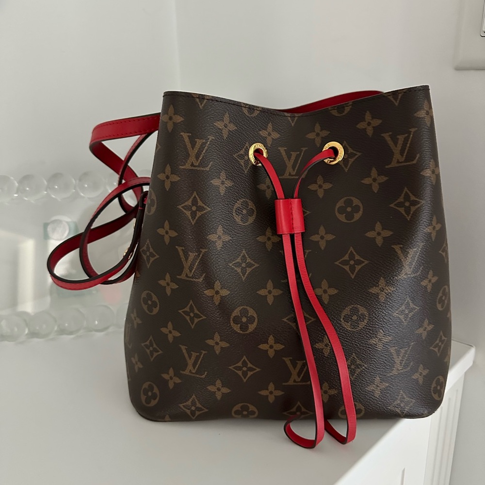 Louis Vuitton Authentic Brown and Poppy Bucket Shoulder Bag